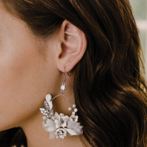 E2161 earrings on model