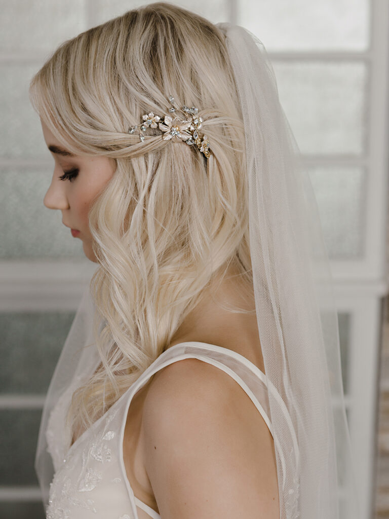 HC2147 hair clip on model at a distance