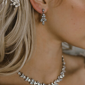 NL2152 necklace and earring set on model