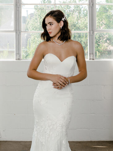 NL2153 necklace set on model