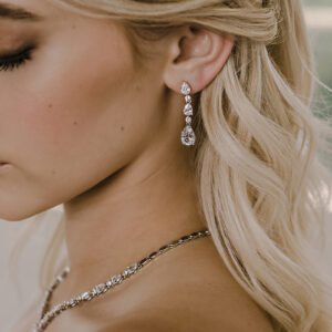 NL2154 necklace earring set on model